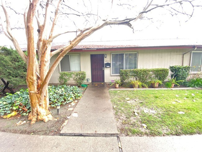 Building Photo - Cute 2 Bedroom Condo