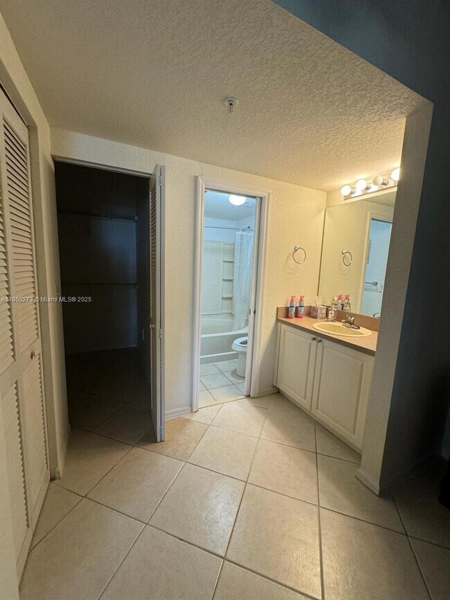 Foto del edificio - 6634 W Sample Rd