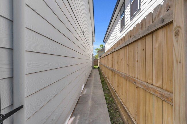 Building Photo - 8124 Sterlingshire St