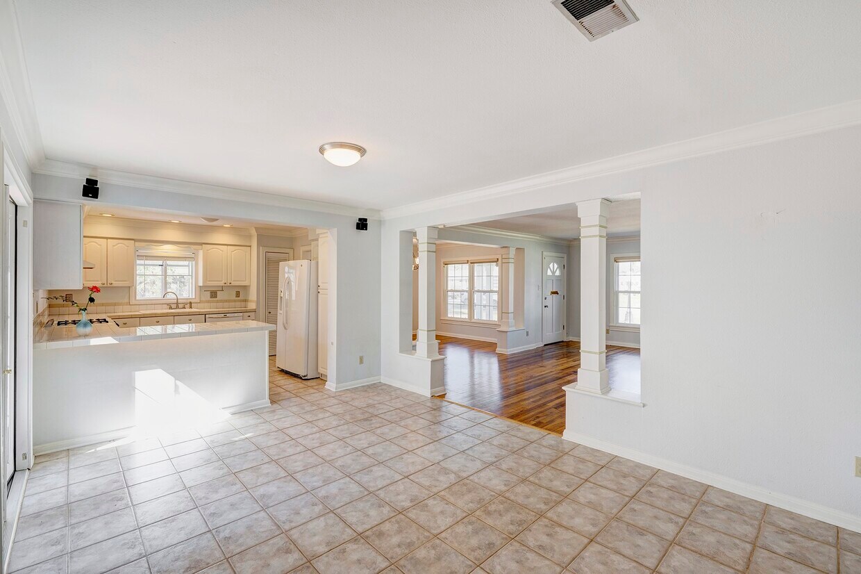 Building Photo - 1027 Althea Dr