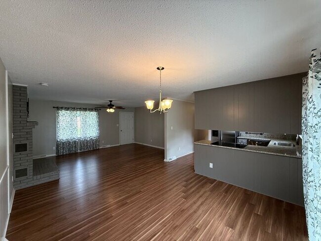 Foto del edificio - T.R. Lawing Realty Property