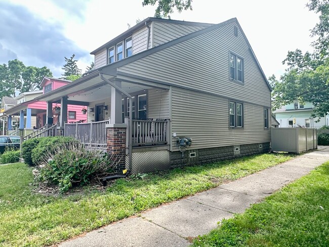 Building Photo - 851 Gardendale.