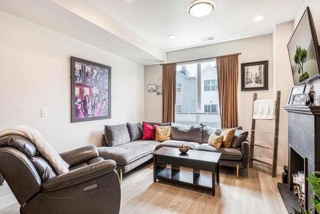 Building Photo - Modern Townhome with Private Patio