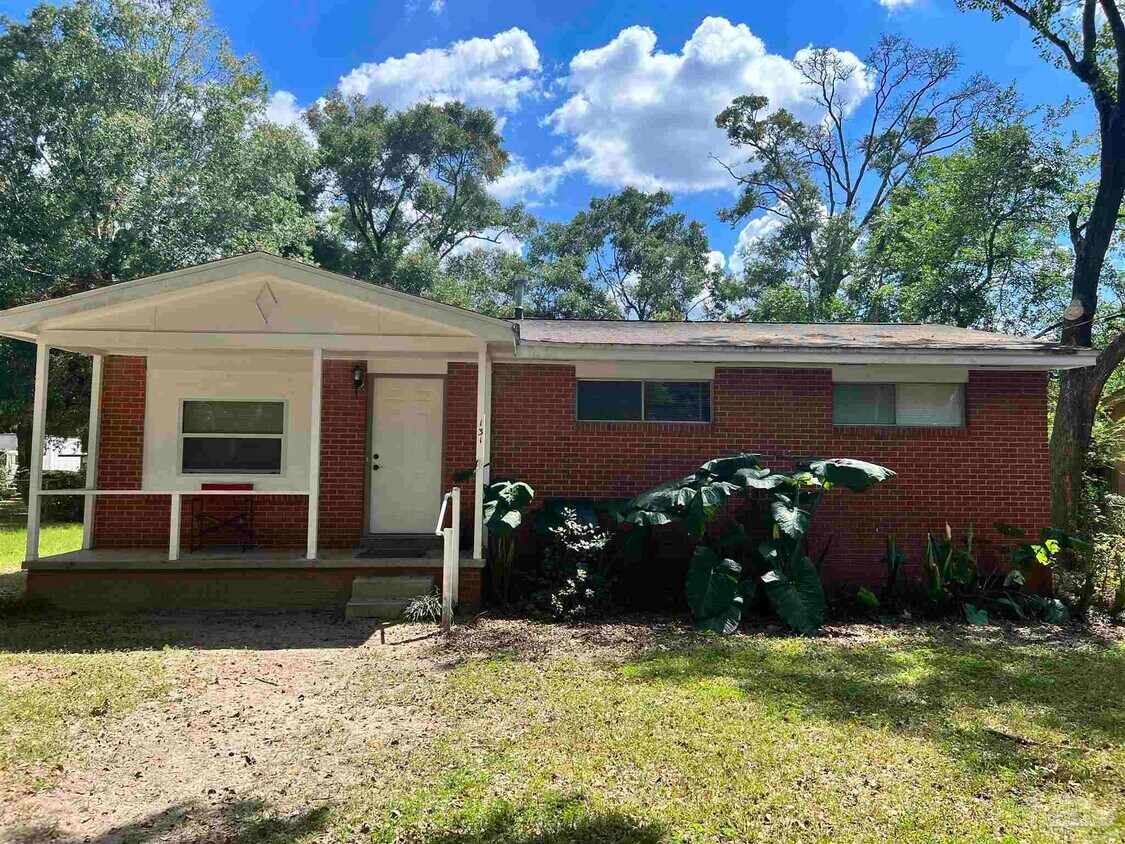 Primary Photo - 131 W Pinestead Rd
