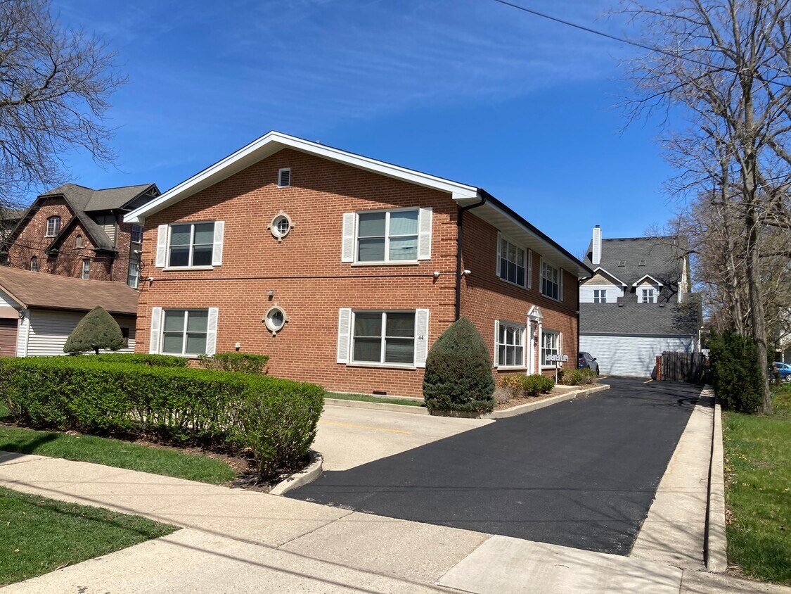 44 W Washington St Unit 2B, Palatine, IL 60067 Condo for Rent in