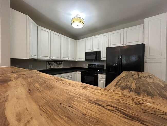 Building Photo - Convenient Boone Living – 3BD/3BA at Pine ...