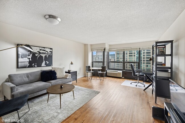 Foto del edificio - 30 E Huron St