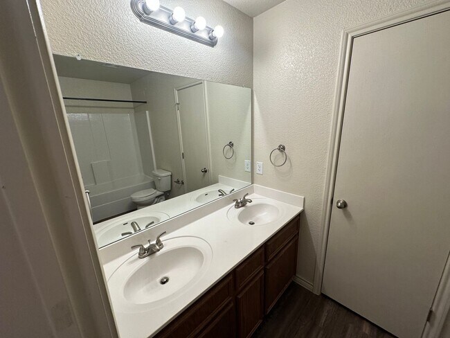 Foto del edificio - AVAILABLE Now! *MORE PHOTOS COMING SOON*