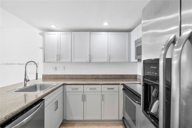 Foto del edificio - 600 NE 36th St