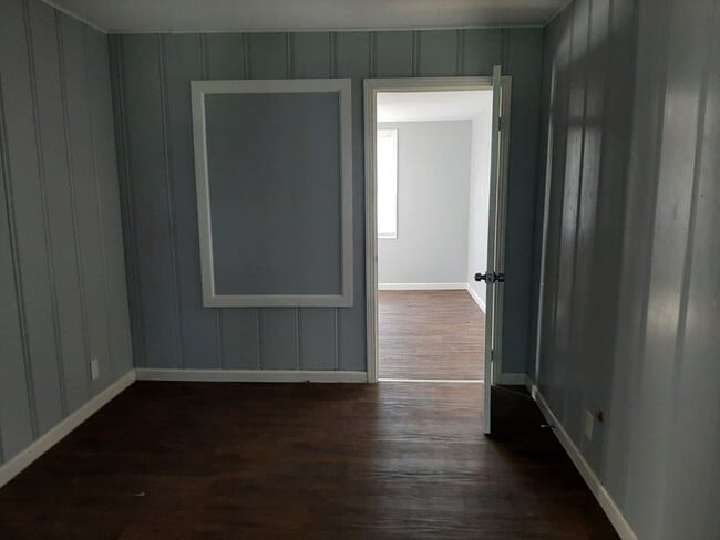 Foto del edificio - Recently Renovated Large 3 bedroom 1 bath with fresh paint and fixtures!!