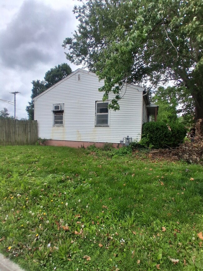 Building Photo - 521 N Davis St