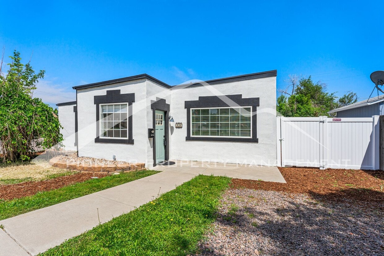 Primary Photo - Charming Home with Washer/Dryer and Fenced...