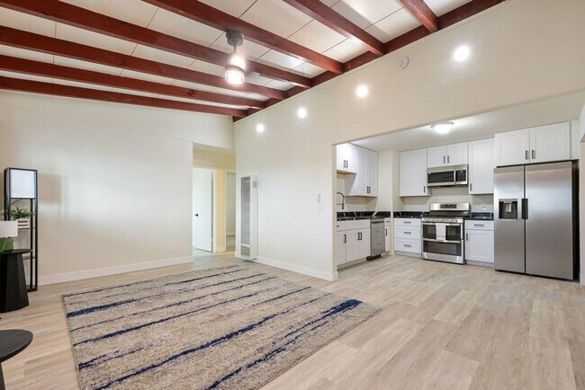 Foto del edificio - MUST SEE 3 BED 2 BATH HOUSE WITH  UTILITIES INCLUDED, GARAGE & YARD! CALL 6 1 9  8 8 8 5 5 5 4 TO...