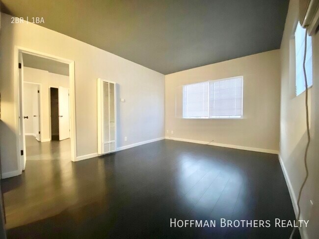 Building Photo - 5940 San Fernando Rd