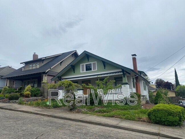 Building Photo - 837 SE Blakeley Ave