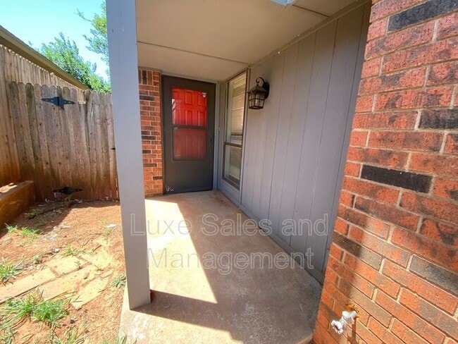 Building Photo - 6004 Paramount Dr