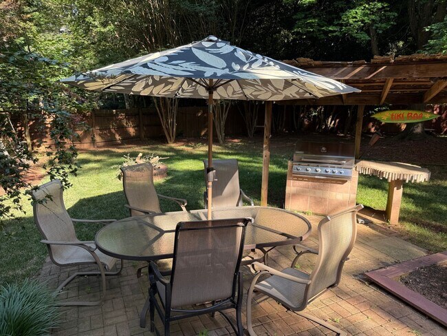 Foto del edificio - Spacious 3BR Home with Fenced Yard & Outdo...