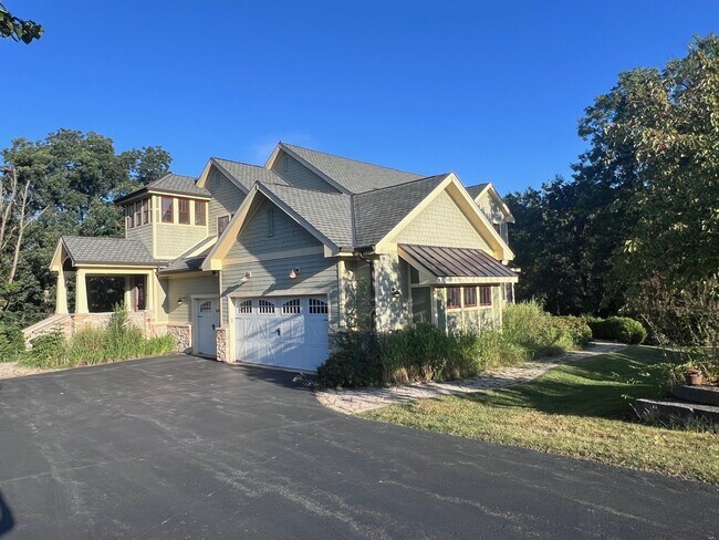 Building Photo - 1415 Oakview Terrace
