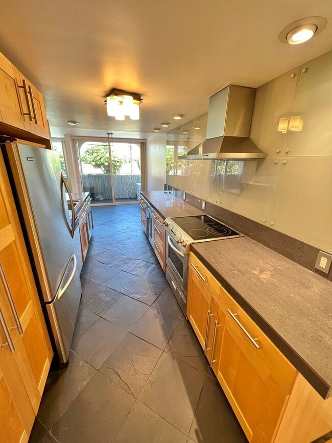 Building Photo - Modern 2 bedroom Gem Near Bixby Park | Private Balcony & Secured Parking