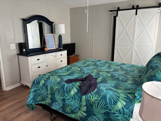 Foto del edificio - 29200 S Jones Loop Rd