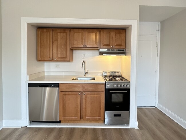 Building Photo - 3335 W Diversey Ave