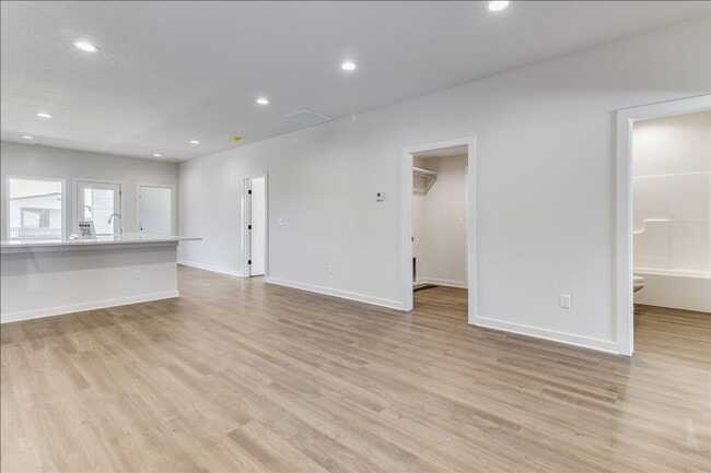 Foto del edificio - Beautiful Four Bedroom, Two Bathroom