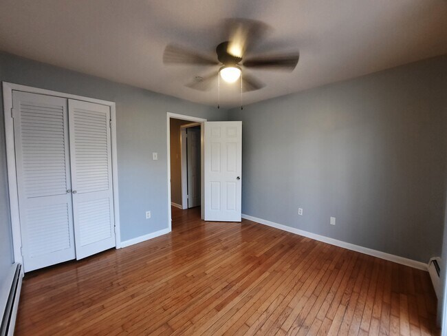 small bedroom - 5410 Suffolk Ct