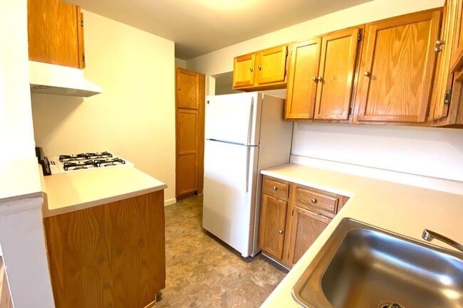 Kitchen - Jasontown II Apartments