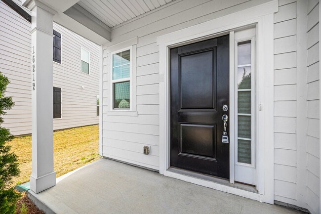 Building Photo - Spacious 3BR Townhome with Garage, Open Layout & Community Pool – Move-In Ready!