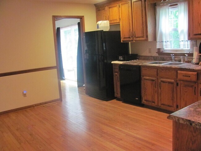 Foto del edificio - 4 BR home for rent, private wooded views i...