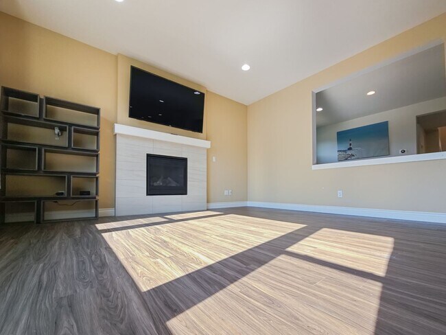 Foto del edificio - Modern 4-Bedroom End Unit with Luxury Fini...