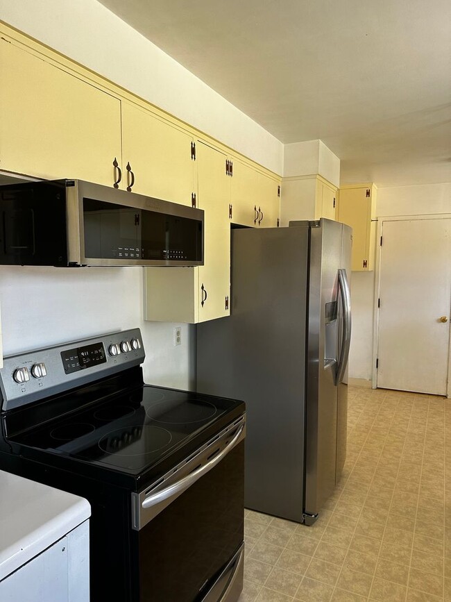 Building Photo - 3 Bedroom Home