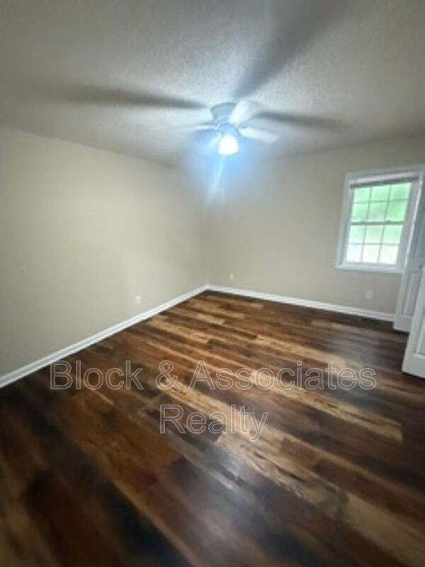 Foto del edificio - 724 Breeze Hill Rd