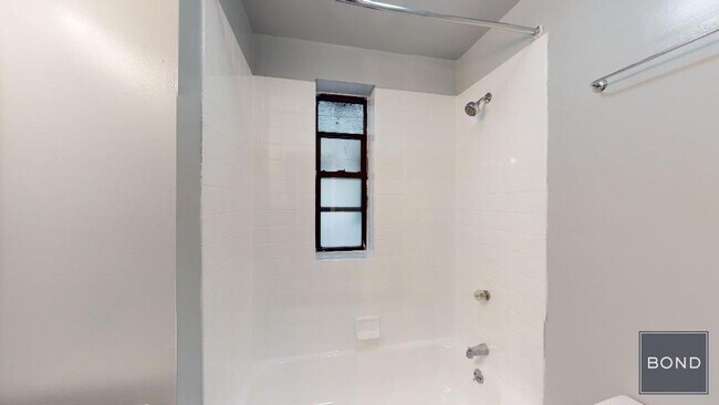 Foto del edificio - 221 E 23rd St