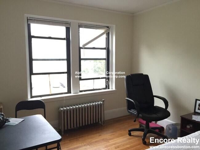 Building Photo - 349 Pleasant St