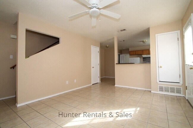 Foto del edificio - Three Bedroom Beauty!