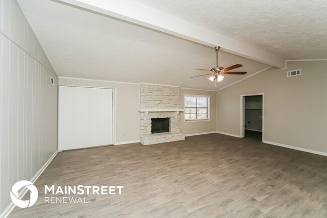 Foto del edificio - 6300 Scarletcrest Ln