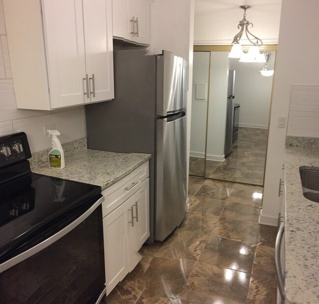 Kitchen - 6910 N Sheridan Rd