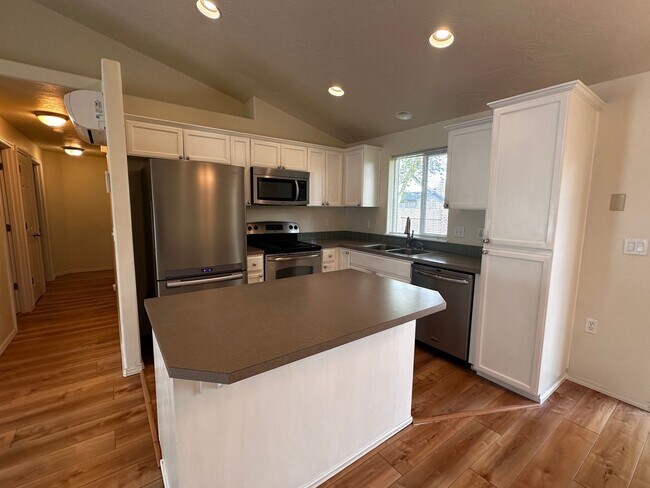 Foto del edificio - COMING SOON 3 Bedroom 2 Bath Single Family House
