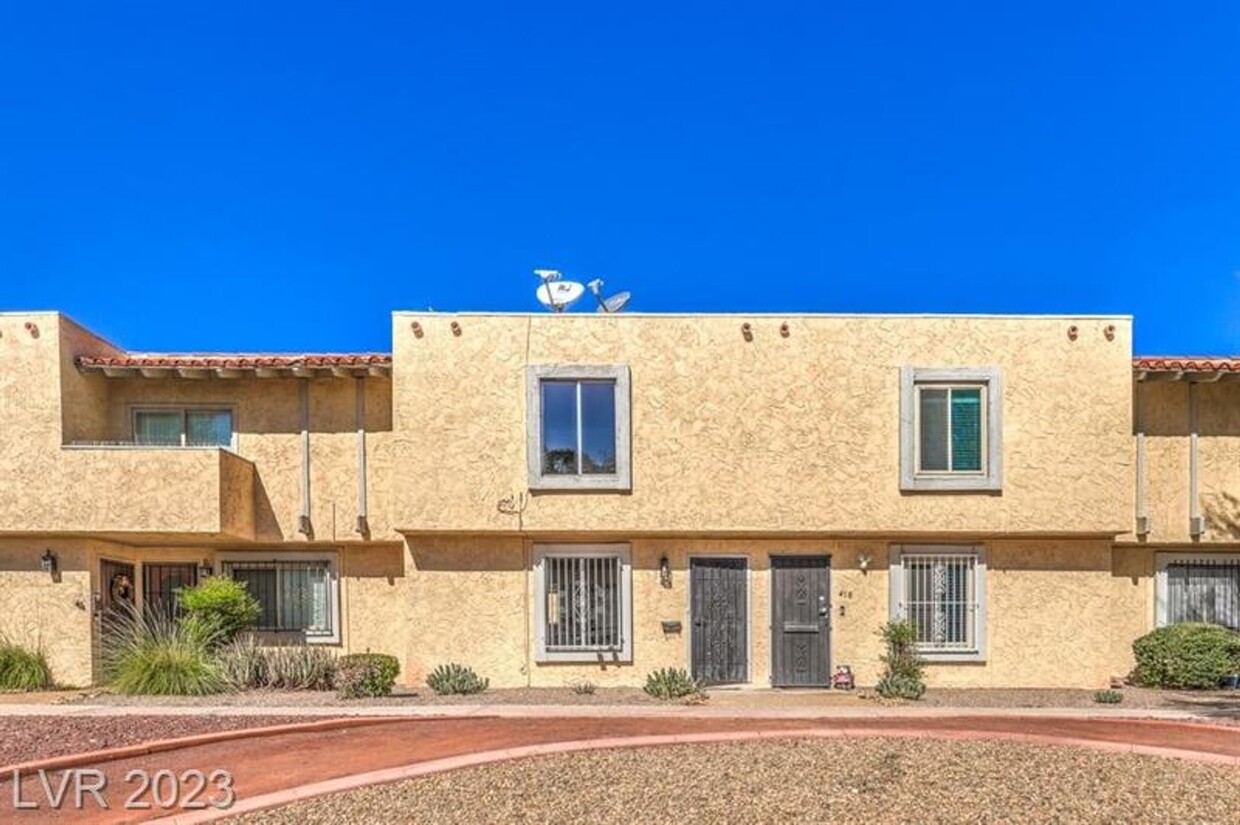 Primary Photo - Upgraded Townhome with 2 car garage