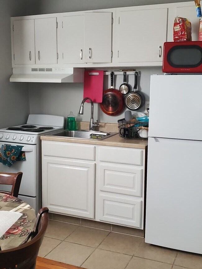 Building Photo - Welcome to your cozy oasis in Price Hill!