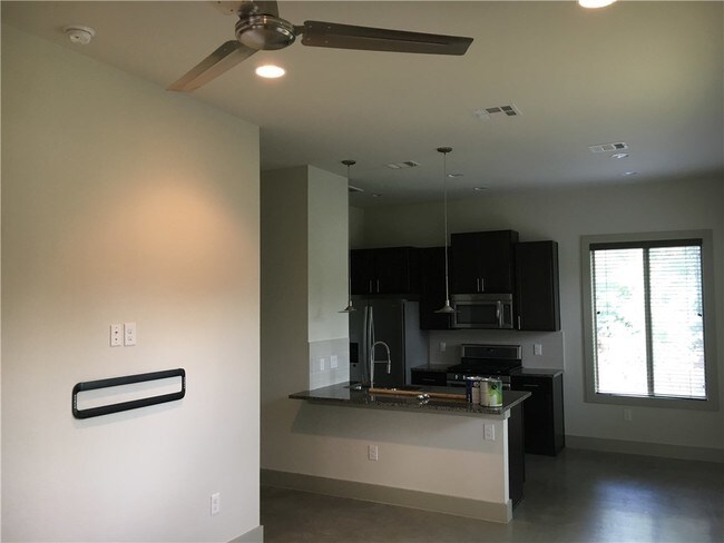 Foto del edificio - 900 Banister Ln
