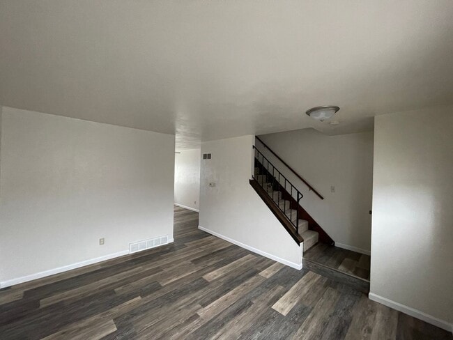 Building Photo - 2 bedroom townhouse- located near frisbee ...