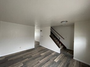 Building Photo - 719 W 61st St