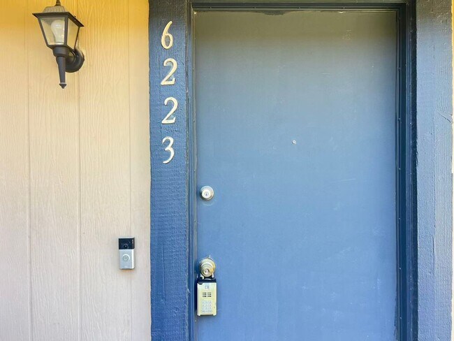 Foto del edificio - 6223 Meadow View Ln