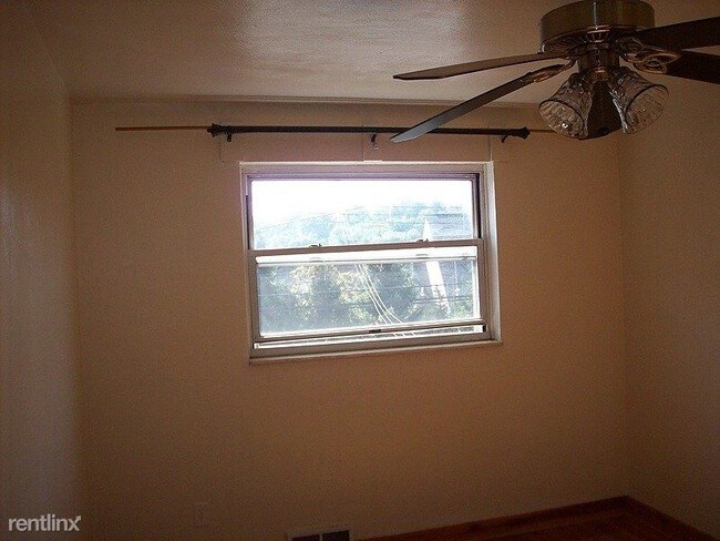 Building Photo - 3 br, 1.5 bath House - 101 Greenbriar Drive