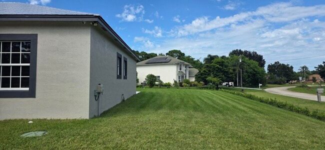Building Photo - 196 SW Paar Dr