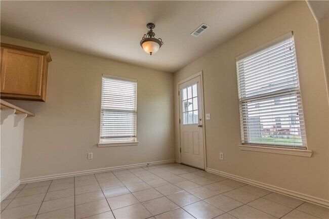 Building Photo - 902 Oakwood Ln