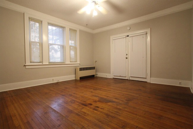 Building Photo - 15 E Victory Dr