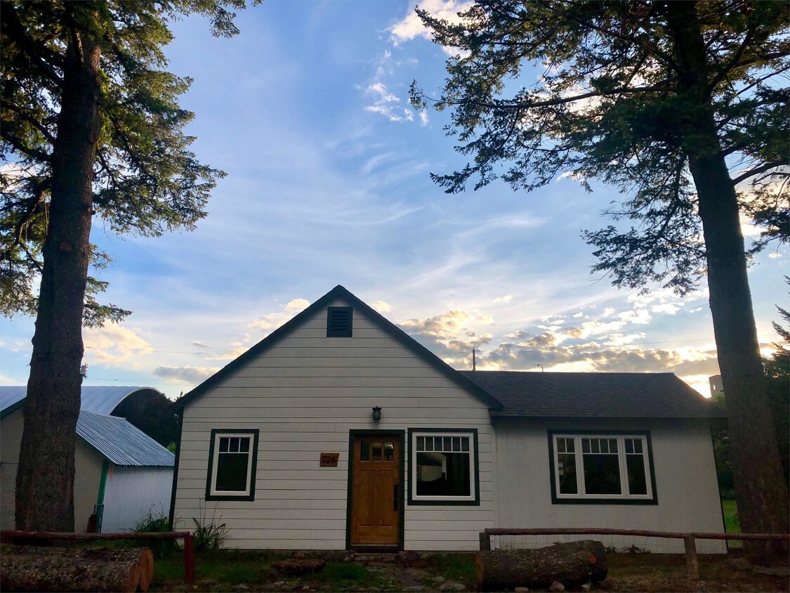 726 1st Ave E, Columbia Falls, MT 59912 House Rental in Columbia